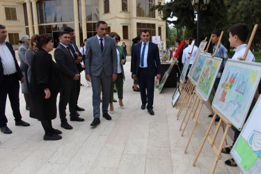 Ulu Öndər Heydər Əliyevin 100 illik yubileyi ilə bağlı “Müasir Azərbaycanın memarı” mövzusunda kitab və rəsm sərgisi keçirilib