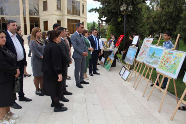 Ulu Öndər Heydər Əliyevin 100 illik yubileyi ilə bağlı “Müasir Azərbaycanın memarı” mövzusunda kitab və rəsm sərgisi keçirilib