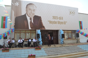 Azərbaycan xalqının Ümummilli lideri, dahi şəxsiyyət Heydər Əliyevin 100 illik yubileyi ilə bağlı Zərdab rayon mədəniyyət mərkəzinin qarşısında konsert proqramı təşkil edilib