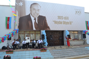 Azərbaycan xalqının Ümummilli lideri, dahi şəxsiyyət Heydər Əliyevin 100 illik yubileyi ilə bağlı Zərdab rayon mədəniyyət mərkəzinin qarşısında konsert proqramı təşkil edilib